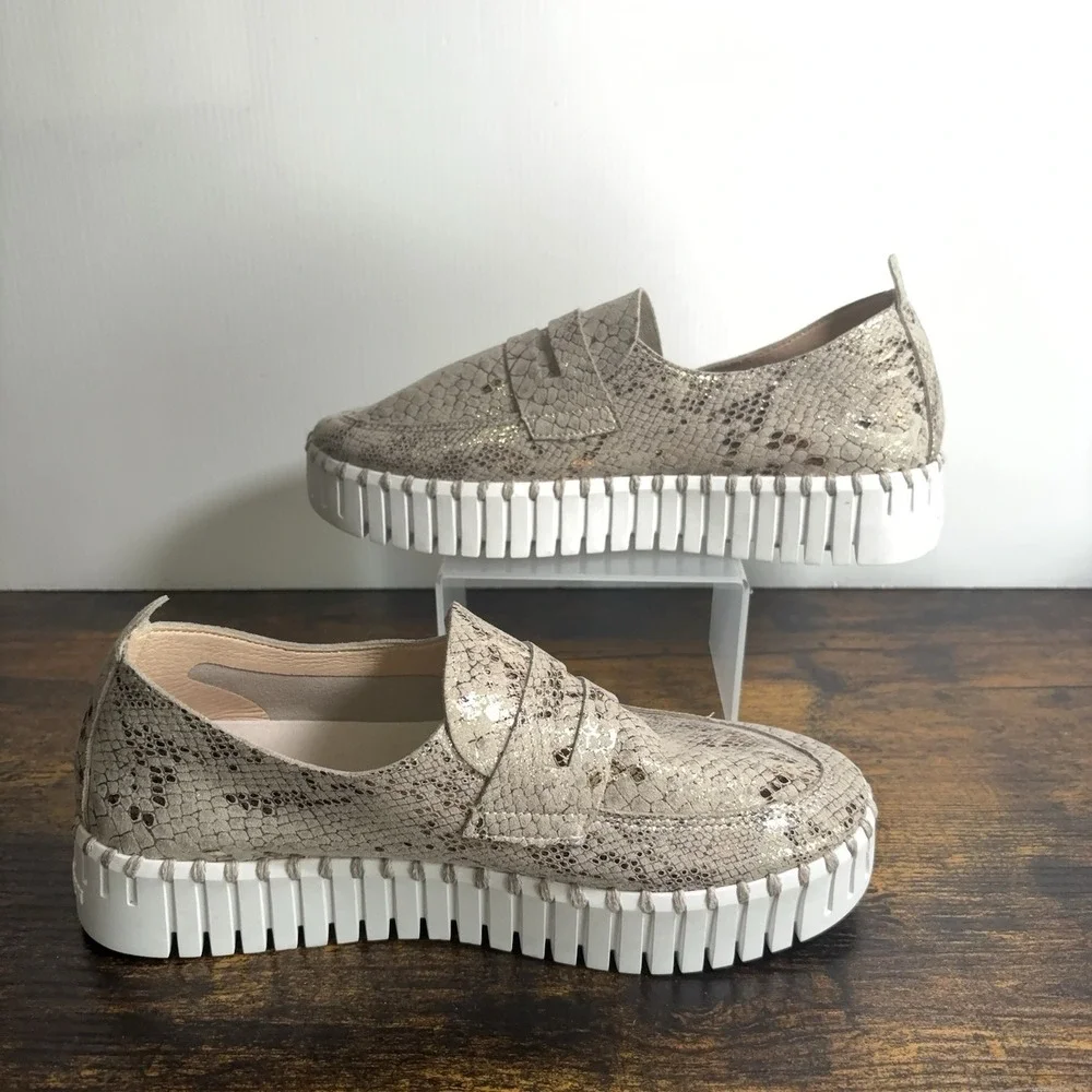 Isle Jacobson Tulip Loafers Sneakers Womens Sz 7 Wheat Gold Metallic Reptile